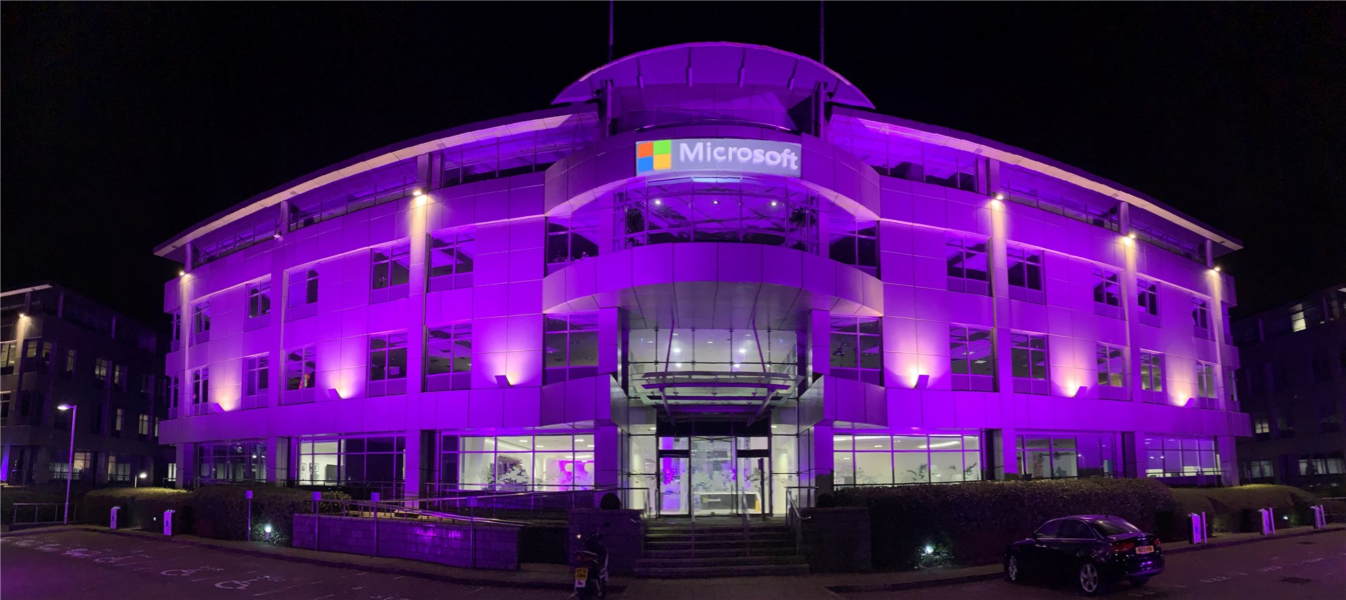 Microsoft Gebäude erstrahlt in lila farben