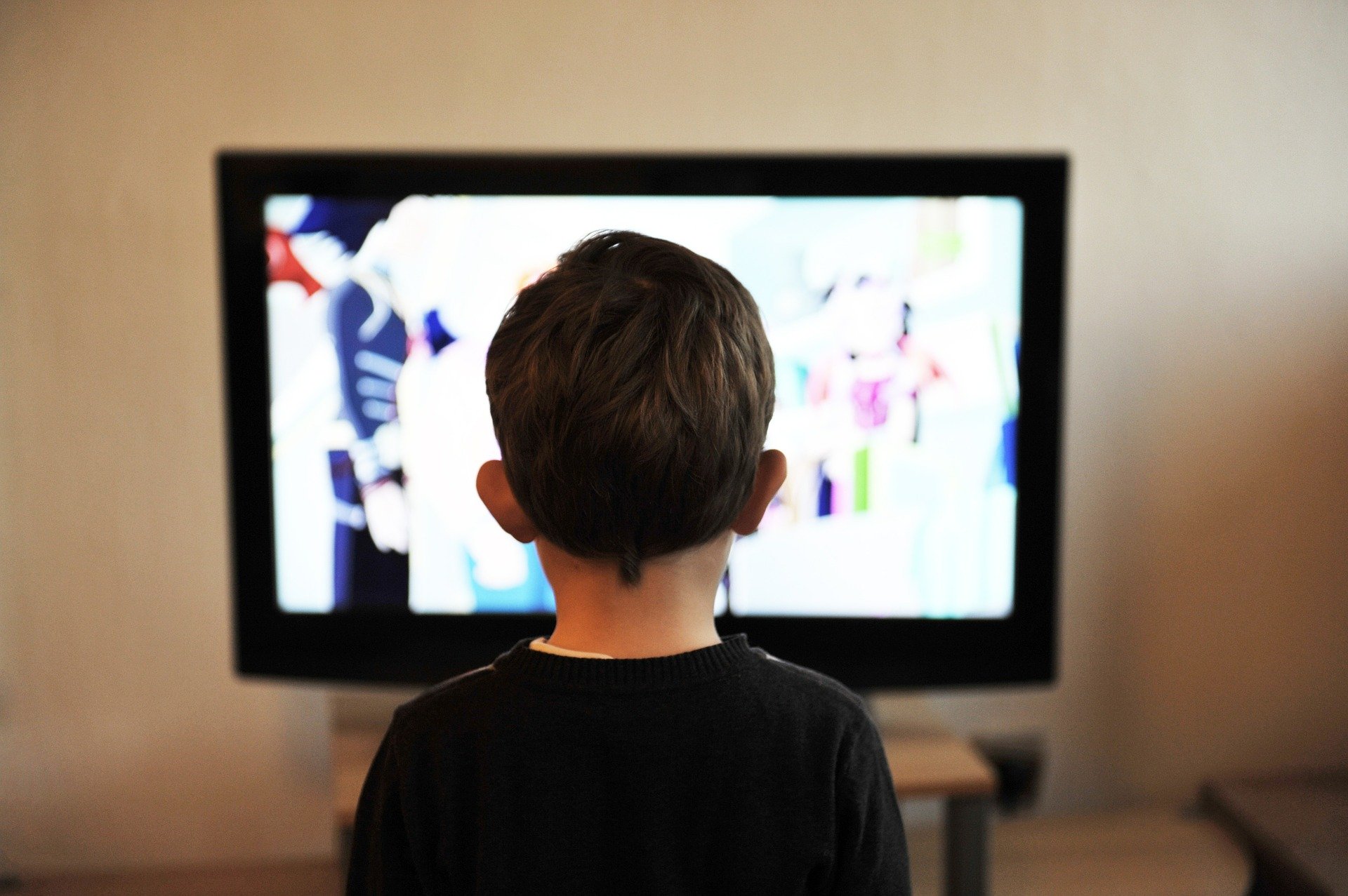 kind sitzt vor fernseher